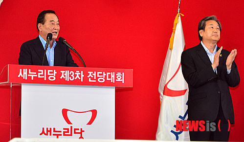 【서울=뉴시스】박동욱 기자 = 14일 오후 서울 송파구 잠실실내체육관에서 열린 '새누리당 3차 전당대회'에서 최고위원으로 선출된 서청원 의원이 수락연설을 하고 있다. 오른쪽은 대표최고위원으로 선출된 김무성 의원. 2014.07.14. fufus@newsis.com