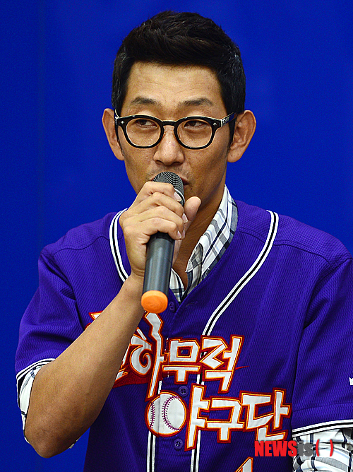 【서울=뉴시스】조성봉 기자 = 15일 오전 서울 서초구 서초경찰서에서 열린 '학교폭력근절 및 청소년 선도활동을 위한 천하무적야구단 홍보대사단 위촉 및 청소년선도활동 업무협약식' 에서 가수 김창렬이 인사말을 하고 있다. 2014.07.15.  suncho21@newsis.com