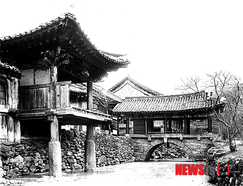 【나주=뉴시스】이창우 기자 = 국립나주박물관은 내달 17일까지 '유리건판 사진으로 보는 남도 사찰의 옛 모습 특별전'을 개최한다. 사진은 중앙박물관이 소장 중인 유리건판 사진 가운데 1910~1936년까지 전남지역에서 조사했던 사찰과 문화재 자료 중 하나인 순천 송광사 우화각 사진. 2014.07.15 (사진=국립나주박물관 제공)&nbsp;&nbsp; lcw@newsis.com&nbsp;&nbsp; 
