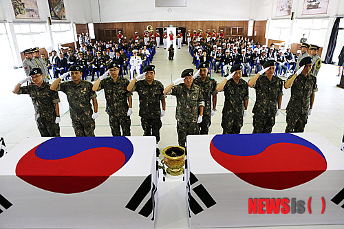 【서울=뉴시스】육군 제11기계화보병사단이 15일 강원도 홍천에 위치한 사단 신병교육대에서 6.25 전사자 국군 유해에 대한 합동영결식을 진행한 가운데 장병들이 유해에 헌화 및 분향 후 경례를 하고 있다.&nbsp; 11사단은 지난 5월부터 6.25전쟁 격전지였던 강원도 홍천군 두촌면 가리산 일대에서 국방부 유해발굴 감식단과 유해발굴 작업을 진행했다. 2014.07.15. (사진=육군11사단 제공)&nbsp;&nbsp;&nbsp;&nbsp; photo@newsis.com