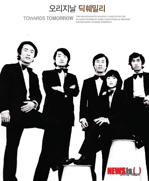 【서울=뉴시스】오제일 기자 = 1970년대 그룹사운드 '딕 훼밀리(서생원 가족)'가 38년 만에 새 앨범 '서생원 가족'을 발표했다. 공식적으로는 1976년 2집 이후 세 번째 음반이다.&nbsp; 이번 앨범을 위해 원년멤버인 보컬 홍수진(62·김후락)을 비롯해 리드보컬 겸 키보드 오두진(52), 베이스·보컬 전성준(43), 기타 김명수(56), 오르간 김만식(55), 드럼·보컬 이현민(41) 등 6명이 다시 모였다.&nbsp; 신곡 '내일을 향해' '오직 내 사랑'을 비롯해 모두 14곡이 수록됐다. 특히 1970년대 '나는 못난이' '흰 구름 먹구름' '작별' '그 님이' 등 히트곡들도 재편곡돼 실렸다.&nbsp; 타이틀곡은 '내일을 향해'다. 오늘날 중년의 현실을 표현한 곡으로 황금 같은 젊은 날을 회상하며 힘든 삶 속에서 좌절하지 말고 꿈과 목표를 이루기 위해 최선을 다하자는 내용을 담았다.&nbsp; 딕훼밀리는 1970년대 초반 결성된 밴드다. 1971년 MBC 중창상, 1972년 플레이보이 그룹사운드 경연대회 우수상·가창상, 1973년 뉴스타배 보컬그룹 경연대회 우수상·개인 연주상(드럼), 1974년과 1975년 팝스 그랑프리 최우수 그룹상을 받았다.&nbsp; 1974년 발표한 데뷔 앨범 수록곡 '나는 못난이'와 '흰 구름 먹구름'이 성공하며 인기를 얻었다. '이제는 우리가 헤어져야 할 시간. 다음에 또 만나요'로 이어지는 '또 만나요'는 현재까지도 야간 업소의 마무리 곡으로 사용되고 있다. 당시의 건전가요이기도 하다.&nbsp; 팀명 '딕 훼밀리'의 상표권은 멤버로 활동한 바 있는 이천행이 등록한 상태지만, 활동에는 문제가 없다는 판단이다. 홍수진은 "상표권이 누구에게 있든 오리지널은 달라지지 않는다고 생각한다. 다시 앨범을 냄으로써 내가 아직 죽지 않았다는 걸 확인해주고 싶다. 다시 음악을 제대로 해보고 싶다"는 마음이다.&nbsp; kafka@newsis.com