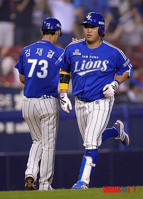 【서울=뉴시스】 15일 오후 서울 잠실야구장에서 열린 2014 한국야쿠르트 세븐 프로야구 LG 트윈스와 삼성 라이온즈의 경기에서 6회초 2사 삼성 박석민이 좌월 솔로 홈런을 날리고 그라운드를 돌고 있다. 2014.07.15.
