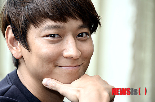 【서울=뉴시스】홍찬선 기자 = 영화 '군도'에서 '백성의 적' 조윤역을 맏은 강동원이 16일 오후 서울 종로구의 한 카페에서 인터뷰를 하고 있다. 2014.07.16.&nbsp; mania@newsis.com 