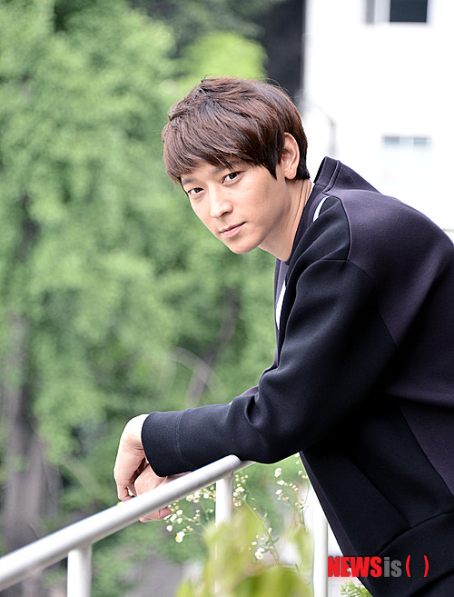 【서울=뉴시스】홍찬선 기자 = 영화 '군도'에서 '백성의 적' 조윤역을 맏은 강동원이 16일 오후 서울 종로구의 한 카페에서 인터뷰를 하고 있다. 2014.07.16.&nbsp; mania@newsis.com 