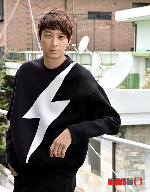 【서울=뉴시스】홍찬선 기자 = 영화 '군도'에서 '백성의 적' 조윤역을 맏은 강동원이 16일 오후 서울 종로구의 한 카페에서 인터뷰를 하고 있다. 2014.07.16.&nbsp; mania@newsis.com 