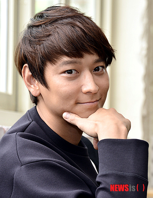 【서울=뉴시스】홍찬선 기자 = 영화 '군도'에서 '백성의 적' 조윤역을 맏은 강동원이 16일 오후 서울 종로구의 한 카페에서 인터뷰를 하고 있다. 2014.07.16.&nbsp; mania@newsis.com 