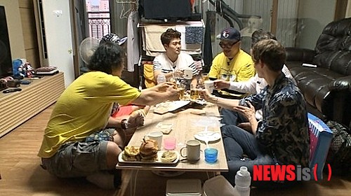 【서울=뉴시스】손정빈 기자 = MBC TV '나 혼자 산다'에 출연 중인 가수 데프콘(37)이 프로그램에서 하차한다.&nbsp; 18일 방송을 끝으로 '나 혼자 산다' 출연자들의 '무지개 모임'을 떠난다. 데프콘은 동생과 함께 살게 됐다.&nbsp; 18일 '나 혼자 산다' 제62회에서는 데프콘과 무지개 회원이 데프콘의 집에 모여 작별하는 모습이 그려질 예정이다.&nbsp; 이날 회원들은 각자 데프콘과의 추억을 이야기하는 시간도 가진다. 데프콘이 좋아하는 음식인 마늘치킨, 호떡 등을 사와 나눠 먹기도 한다.&nbsp; 데프콘은 '나 혼자 산다'를 통해 진솔하고 소시민적인 모습으로 공감을 이끌어 냈다. 거친 외모와 다르게 '홈보이'다운 모습을 보여줬다.&nbsp; 데프콘의 자리를 채울 무지개 모임 새 회원은 아직 정해지지 않았다.&nbsp; jb@newsis.com