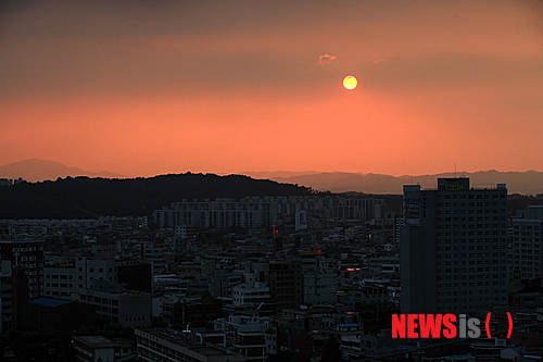 【서울=뉴시스】일몰, 청주 수암골 전망대 