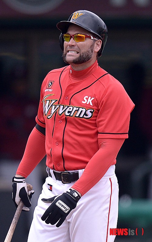 【서울=뉴시스】프로야구 SK 와이번스의 인내심이 한계에 달했다. 결국 외국인 타자 루크 스캇(36)을 퇴출했다. SK는 스캇을 퇴단시키기로 결정하고 한국야구위원회(KBO)에 웨이버 공시를 요청했다고 16일 밝혔다. 사진은 지난 3월13일 목동구장에서 벌어진 넥센 히어로즈와의 시범경기에서 삼진을 당한 후 스캇의 모습. (사진 = 뉴시스 DB)