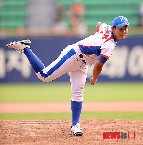 【서울=뉴시스】김인철 기자 = 16일 오후 서울 잠실야구장에서 열린 2014 한국야쿠르트 세븐 프로야구 LG 트윈스와 삼성 라이온즈의 경기에 앞서 시구 세계 리틀야구선수권 대회 우승 멤버 강동리틀 황재영이 시구를 하고 있다. 2014.07.16. yatoya@newsis.com