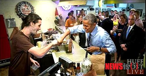 【뉴욕=뉴시스】노창현 특파원 = 허핑턴포스트는 14일 “오바마 대통령이 지난 9일 텍사스 오스틴을 방문했을 때 들른 프랭클린 바비큐 식당 계산대에서 게이 섹스 농담에 멋지게 대응했다”고 보도했다. 이 식당에서 파트타임으로 일하던 코미디언 대니얼 러그 웹은 오바마 대통령이 다가올때 “게이들에게 동등한 권리를!”하고 소리쳤다.오바마 대통령이 “당신은 게이인가요?”하고 묻자 “다른 사람하고 잘때만요”하고 유머러스하게 답했다. 대통령은 파안대소했고 두사람은 주먹을 맞부딛치며(fist bump) 해프닝을 마무리했다. 2014.07.16. <사진=허핑턴포스트 웹사이트>&nbsp;&nbsp; robin@newsis.com 