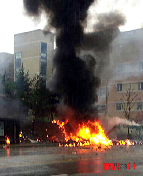 【광주=뉴시스】배동민 기자 = 17일 오전 10시54분께 광주 광산구 장덕동 수완지구 한 아파트 인근 도로변 인도에 소방헬기가 추락해 헬기에 타고 있던 조종사 등 5명 전원이 숨졌다. 사진은 사고 직후 헬기가 폭발해 불에 타고 있는 모습. 2014.07.17(사진=독자 제공)&nbsp; guggy@newsis.com 