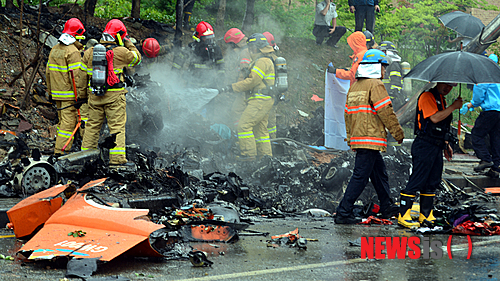 【광주=뉴시스】류형근 기자 = 17일 오전 10시54분께 광주 광산구 장덕동 수완지구 한 아파트 인근 도로변 인도에 강원 소방1항공대 소속 소방헬기가 추락해 기장 등 5명이 숨졌다. 2014.07.17&nbsp;&nbsp; hgryu77@newsis.com 