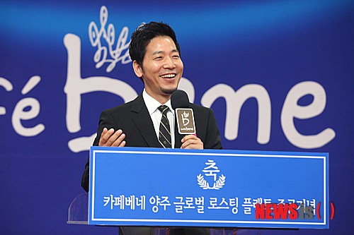 【서울=뉴시스】17일 경기도 양주시 백석읍에 위치한 카페베네 양주 글로벌 로스팅 플랜트에서 열린 '카페베네 양주 글로벌 로스팅 플랜트 준공기념 간담회'에 참석한 김선권 카페베네 대표가 인사말을 하고 있다.&nbsp; 카페베네는 이날 간담회에서 플랜트 입구에 설치된 초대형 커피 머그컵이 '세상에서 가장 큰 커피 머그컵'으로 기네스 월드 레코드에 18일 공식 등재된다고 밝혔다. 2014.07.17. (사진=카페베네 제공)&nbsp;&nbsp;&nbsp;&nbsp; photo@newsis.com 