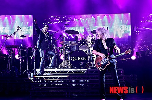 【서울=뉴시스】이재훈 기자 = "프레디 머큐리와 나는 가족과 같이 매우 가까운 사이였기 때문에 그의 부재는 마치 형제를 잃은 것과 같다. 프레디와 함께 했던 모든 순간이 가장 큰 자부심과 긍지다. 그의 정신을 이어받아 우리가 함께했던 모든 것을 지속해서 미래에도 만들어 나가는 것이 중요하다고 생각한다. 우리는 화석이 아니라 살아있고 계속 진화하기 때문이다. 프레디는 나, 대중들과 함께 있고, 성장하고 있다고 생각한다."&nbsp; 영국의 전설적인 록 밴드 '퀸'이 데뷔 40여년 만인 8월14일 잠실 종합운동장에서 열리는 '슈퍼소닉 2014'를 통해 첫 내한공연한다.&nbsp; 보컬 프레디 머큐리(1946~1991)는 일찌감치 세상을 떠났지만 기타리스트 브라이언 메이(67), 드러머 로저 테일러(65)가 건재한 만큼 이번 여름음악 페스티벌 시장에서 단연 기대를 모은다.&nbsp; 17일 캐나다 몬트리올에서 공연기획사 9ENT를 통해 한국 미디어와 전화로 인터뷰한 메이는 미국 필라데피아 공연을 위해 현지에 머물고 있다.&nbsp; 미국 투어 중이며 현지에서 12번 공연했다는 그는 "더 이상 35세 나이가 아니어서 스케줄이 약간 힘들기도 하다"면서도 "팬들의 호응이 아주 좋아 더 많은 감동을 느끼고 있다. 건강에 유의하며 최선을 다하고 있다"고 말했다.&nbsp; 한국에 한 번도 와 본 적이 없다. "처음이기에 매우 기대되고 흥분된다. 하지만 많은 소식을 들어왔다. 게다가 새로운 곳에 가서 새로운 사람들을 만난다는 것 자체가 매우 특별하다. 나한테 일생의 기회라 매우 영광스럽고 감사하다."&nbsp; 퀸의 노래가 수십 년이 지나도록 사랑을 받는 이유로는 "우리들 내부에 특별한 무엇인가가 있었고, 그 무언가에 대한 큰 믿음이 있었기에 가능하지 않았나"라고 답했다. "데뷔 당시 우리는 경험도, 기획사도, 음악 관련된 연줄도 하나 없어 몹시 힘들었다. 그러나 멤버들끼리 서로 음악적 가치가 있다고 믿었다. 자신의 재능과 팀원의 재능을 서로 믿어주는 것이 밴드로서 매우 중요하다."&nbsp; 데뷔 당시 세계적인 록 밴드가 될 것이라는 생각은 하지 못했다. 그저 "특이한 무엇인가 있지 않았나"라고 생각했을 뿐이다. "퀸은 누군가가 만든 밴드가 아니고, 우리 멤버들이 본능적으로 서로에게 이끌려 결성된 그룹이다. 서로를 발견하고 상호 보완적인 문제들을 같이 해결하는 시간을 보내게 된 것이 큰 행운이라고 생각한다."&nbsp; 퀸의 멤버라는 점은 "매우 영광스럽고 축복받은 기분"이다. "우리는 믿을 수 없는 역사를 가지고 있다. 그 중 가장 영광스럽거나 행복했던 순간을 꼽으라면 10년 전쯤 영국 런던에서 여왕 즉위 50주년을 기념한 '골든 주빌리 위크엔드(Golden Jubilee Weekend)' 때 버킹엄 궁전에서 국가를 불렀던 순간이라고 말하고 싶다."&nbsp; 새로운 도전은 대중과의 소통이다. "우리 자신이 주제가 아닌 사람들이 주제가 되는 음악"이라는 것이다. "사람들이 느끼고 생각하는 그들의 희망, 꿈, 야망, 그리고 고통이 주제였기 때문에 우리 음악이 사람들에게 감명을 줬고 보편화 되지 않았나 싶다. 우리 음악이 세계에서 사랑 받게 돼 매우 다행이고 감사하다."&nbsp; 머큐리를 대신해 오디션 프로그램 '아메리칸 아이돌' 출신 중 가장 활발한 활동을 펼치고 있는 애덤 램버트(32)가 함께한다. "아무도 우리에게 (그를) 강요하지 않았다. 자연스럽게 특별한 재능을 가진 애덤을 발견했고, 같이 작업을 하게 된 것에 대해 음악적인 하늘의 뜻이라고 생각한다. 리얼리티 TV쇼나 탤런트 쇼를 좋아하지 않기 때문에 보지는 않았지만, 많은 사람들이 '애덤을 꼭 봐야 한다'고 연락했다. 본능적으로 함께 작업을 하게 됐다. 음악적인 면으로든 인간관계적인 면으로든 매우 잘 어울려 뮤지션으로서 '천국에서의 결혼'이라고 할 정도다."&nbsp; 한국 첫 공연이 왜 이렇게 오랜 걸렸는지 자신도 이유를 모르겠다면서 웃었다. "마침내 한국에서 '슈퍼소닉'이란 기회를 통해 기회가 주어져 매우 감사한다. 특별한 기회가 주어져 일본에서도 투어를 준비하고 있다. 육체·정신적 그리고 음악적 화합으로 현재 가장 최상의 조화를 이루고 있기 때문에 지금 기회가 주어진 것은 매우 다행이라고 생각한다."&nbsp; 프레디와 마지막으로 작업한 '더 쇼 머스트 고 온(The Show must go on)'을 가장 특별한 곡으로 꼽았다. "프레디에게 도움을 받아 주로 내가 작사·작곡한 곡이다. 당시 우리가 느꼈던 걸 잘 대표했다. 특별한 마술 같은 현상이었다고 생각한다. 인생 동안 가장 많이 즐겼던 순간이라고 손꼽을 정도다."&nbsp; 퀸이 '쇼 머스트 고 온'을 라이브로 연주할 때 프레디는 함께 하지 못했다. 지금은 램버트가 이 곡을 소화하고 있다. "특별한 영혼을 가진 곡을 아직도 연주할 수 있어 내게 '하이라이트'라고 말하고 싶다."&nbsp; 한편 '슈퍼소닉 2014'는 밴드 '피닉스' '어 그레이트 빅 월드' '더 1975' 등 해외 밴드들이 함께 한다. 한국 인디록의 1세대 밴드 '노브레인'과 '크라잉넛'의 컬래버레이션 공연도 마련된다. 영국의 세계적인 음악축제 글래스턴베리에 참가한 밴드 '술탄 오브 더 디스코', 주목받고 있는 밴드 '게이트 플라워즈' 등 국내 뮤지션들도 무대에 선다.&nbsp; realpaper7@newsis.com&nbsp; 