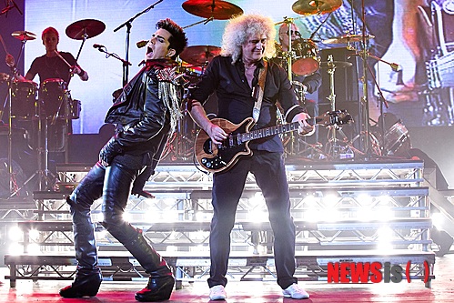  【서울=뉴시스】이재훈 기자 = "프레디 머큐리와 나는 가족과 같이 매우 가까운 사이였기 때문에 그의 부재는 마치 형제를 잃은 것과 같다. 프레디와 함께 했던 모든 순간이 가장 큰 자부심과 긍지다. 그의 정신을 이어받아 우리가 함께했던 모든 것을 지속해서 미래에도 만들어 나가는 것이 중요하다고 생각한다. 우리는 화석이 아니라 살아있고 계속 진화하기 때문이다. 프레디는 나, 대중들과 함께 있고, 성장하고 있다고 생각한다."&nbsp; 영국의 전설적인 록 밴드 '퀸'이 데뷔 40여년 만인 8월14일 잠실 종합운동장에서 열리는 '슈퍼소닉 2014'를 통해 첫 내한공연한다.&nbsp; 보컬 프레디 머큐리(1946~1991)는 일찌감치 세상을 떠났지만 기타리스트 브라이언 메이(67), 드러머 로저 테일러(65)가 건재한 만큼 이번 여름음악 페스티벌 시장에서 단연 기대를 모은다.&nbsp; 17일 캐나다 몬트리올에서 공연기획사 9ENT를 통해 한국 미디어와 전화로 인터뷰한 메이는 미국 필라데피아 공연을 위해 현지에 머물고 있다.&nbsp; 미국 투어 중이며 현지에서 12번 공연했다는 그는 "더 이상 35세 나이가 아니어서 스케줄이 약간 힘들기도 하다"면서도 "팬들의 호응이 아주 좋아 더 많은 감동을 느끼고 있다. 건강에 유의하며 최선을 다하고 있다"고 말했다.&nbsp; 한국에 한 번도 와 본 적이 없다. "처음이기에 매우 기대되고 흥분된다. 하지만 많은 소식을 들어왔다. 게다가 새로운 곳에 가서 새로운 사람들을 만난다는 것 자체가 매우 특별하다. 나한테 일생의 기회라 매우 영광스럽고 감사하다."&nbsp; 퀸의 노래가 수십 년이 지나도록 사랑을 받는 이유로는 "우리들 내부에 특별한 무엇인가가 있었고, 그 무언가에 대한 큰 믿음이 있었기에 가능하지 않았나"라고 답했다. "데뷔 당시 우리는 경험도, 기획사도, 음악 관련된 연줄도 하나 없어 몹시 힘들었다. 그러나 멤버들끼리 서로 음악적 가치가 있다고 믿었다. 자신의 재능과 팀원의 재능을 서로 믿어주는 것이 밴드로서 매우 중요하다."&nbsp; 데뷔 당시 세계적인 록 밴드가 될 것이라는 생각은 하지 못했다. 그저 "특이한 무엇인가 있지 않았나"라고 생각했을 뿐이다. "퀸은 누군가가 만든 밴드가 아니고, 우리 멤버들이 본능적으로 서로에게 이끌려 결성된 그룹이다. 서로를 발견하고 상호 보완적인 문제들을 같이 해결하는 시간을 보내게 된 것이 큰 행운이라고 생각한다."&nbsp; 퀸의 멤버라는 점은 "매우 영광스럽고 축복받은 기분"이다. "우리는 믿을 수 없는 역사를 가지고 있다. 그 중 가장 영광스럽거나 행복했던 순간을 꼽으라면 10년 전쯤 영국 런던에서 여왕 즉위 50주년을 기념한 '골든 주빌리 위크엔드(Golden Jubilee Weekend)' 때 버킹엄 궁전에서 국가를 불렀던 순간이라고 말하고 싶다."&nbsp; 새로운 도전은 대중과의 소통이다. "우리 자신이 주제가 아닌 사람들이 주제가 되는 음악"이라는 것이다. "사람들이 느끼고 생각하는 그들의 희망, 꿈, 야망, 그리고 고통이 주제였기 때문에 우리 음악이 사람들에게 감명을 줬고 보편화 되지 않았나 싶다. 우리 음악이 세계에서 사랑 받게 돼 매우 다행이고 감사하다."&nbsp; 머큐리를 대신해 오디션 프로그램 '아메리칸 아이돌' 출신 중 가장 활발한 활동을 펼치고 있는 애덤 램버트(32)가 함께한다. "아무도 우리에게 (그를) 강요하지 않았다. 자연스럽게 특별한 재능을 가진 애덤을 발견했고, 같이 작업을 하게 된 것에 대해 음악적인 하늘의 뜻이라고 생각한다. 리얼리티 TV쇼나 탤런트 쇼를 좋아하지 않기 때문에 보지는 않았지만, 많은 사람들이 '애덤을 꼭 봐야 한다'고 연락했다. 본능적으로 함께 작업을 하게 됐다. 음악적인 면으로든 인간관계적인 면으로든 매우 잘 어울려 뮤지션으로서 '천국에서의 결혼'이라고 할 정도다."&nbsp; 한국 첫 공연이 왜 이렇게 오랜 걸렸는지 자신도 이유를 모르겠다면서 웃었다. "마침내 한국에서 '슈퍼소닉'이란 기회를 통해 기회가 주어져 매우 감사한다. 특별한 기회가 주어져 일본에서도 투어를 준비하고 있다. 육체·정신적 그리고 음악적 화합으로 현재 가장 최상의 조화를 이루고 있기 때문에 지금 기회가 주어진 것은 매우 다행이라고 생각한다."&nbsp; 프레디와 마지막으로 작업한 '더 쇼 머스트 고 온(The Show must go on)'을 가장 특별한 곡으로 꼽았다. "프레디에게 도움을 받아 주로 내가 작사·작곡한 곡이다. 당시 우리가 느꼈던 걸 잘 대표했다. 특별한 마술 같은 현상이었다고 생각한다. 인생 동안 가장 많이 즐겼던 순간이라고 손꼽을 정도다."&nbsp; 퀸이 '쇼 머스트 고 온'을 라이브로 연주할 때 프레디는 함께 하지 못했다. 지금은 램버트가 이 곡을 소화하고 있다. "특별한 영혼을 가진 곡을 아직도 연주할 수 있어 내게 '하이라이트'라고 말하고 싶다."&nbsp; 한편 '슈퍼소닉 2014'는 밴드 '피닉스' '어 그레이트 빅 월드' '더 1975' 등 해외 밴드들이 함께 한다. 한국 인디록의 1세대 밴드 '노브레인'과 '크라잉넛'의 컬래버레이션 공연도 마련된다. 영국의 세계적인 음악축제 글래스턴베리에 참가한 밴드 '술탄 오브 더 디스코', 주목받고 있는 밴드 '게이트 플라워즈' 등 국내 뮤지션들도 무대에 선다.&nbsp; realpaper7@newsis.com&nbsp; 