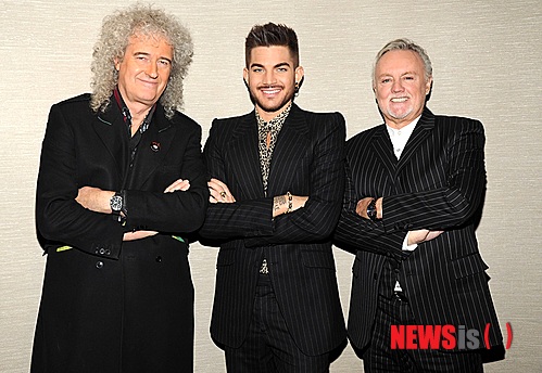 【서울=뉴시스】이재훈 기자 = "프레디 머큐리와 나는 가족과 같이 매우 가까운 사이였기 때문에 그의 부재는 마치 형제를 잃은 것과 같다. 프레디와 함께 했던 모든 순간이 가장 큰 자부심과 긍지다. 그의 정신을 이어받아 우리가 함께했던 모든 것을 지속해서 미래에도 만들어 나가는 것이 중요하다고 생각한다. 우리는 화석이 아니라 살아있고 계속 진화하기 때문이다. 프레디는 나, 대중들과 함께 있고, 성장하고 있다고 생각한다."&nbsp; 영국의 전설적인 록 밴드 '퀸'이 데뷔 40여년 만인 8월14일 잠실 종합운동장에서 열리는 '슈퍼소닉 2014'를 통해 첫 내한공연한다.&nbsp; 보컬 프레디 머큐리(1946~1991)는 일찌감치 세상을 떠났지만 기타리스트 브라이언 메이(67), 드러머 로저 테일러(65)가 건재한 만큼 이번 여름음악 페스티벌 시장에서 단연 기대를 모은다.&nbsp; 17일 캐나다 몬트리올에서 공연기획사 9ENT를 통해 한국 미디어와 전화로 인터뷰한 메이는 미국 필라데피아 공연을 위해 현지에 머물고 있다.&nbsp; 미국 투어 중이며 현지에서 12번 공연했다는 그는 "더 이상 35세 나이가 아니어서 스케줄이 약간 힘들기도 하다"면서도 "팬들의 호응이 아주 좋아 더 많은 감동을 느끼고 있다. 건강에 유의하며 최선을 다하고 있다"고 말했다.&nbsp; 한국에 한 번도 와 본 적이 없다. "처음이기에 매우 기대되고 흥분된다. 하지만 많은 소식을 들어왔다. 게다가 새로운 곳에 가서 새로운 사람들을 만난다는 것 자체가 매우 특별하다. 나한테 일생의 기회라 매우 영광스럽고 감사하다."&nbsp; 퀸의 노래가 수십 년이 지나도록 사랑을 받는 이유로는 "우리들 내부에 특별한 무엇인가가 있었고, 그 무언가에 대한 큰 믿음이 있었기에 가능하지 않았나"라고 답했다. "데뷔 당시 우리는 경험도, 기획사도, 음악 관련된 연줄도 하나 없어 몹시 힘들었다. 그러나 멤버들끼리 서로 음악적 가치가 있다고 믿었다. 자신의 재능과 팀원의 재능을 서로 믿어주는 것이 밴드로서 매우 중요하다."&nbsp; 데뷔 당시 세계적인 록 밴드가 될 것이라는 생각은 하지 못했다. 그저 "특이한 무엇인가 있지 않았나"라고 생각했을 뿐이다. "퀸은 누군가가 만든 밴드가 아니고, 우리 멤버들이 본능적으로 서로에게 이끌려 결성된 그룹이다. 서로를 발견하고 상호 보완적인 문제들을 같이 해결하는 시간을 보내게 된 것이 큰 행운이라고 생각한다."&nbsp; 퀸의 멤버라는 점은 "매우 영광스럽고 축복받은 기분"이다. "우리는 믿을 수 없는 역사를 가지고 있다. 그 중 가장 영광스럽거나 행복했던 순간을 꼽으라면 10년 전쯤 영국 런던에서 여왕 즉위 50주년을 기념한 '골든 주빌리 위크엔드(Golden Jubilee Weekend)' 때 버킹엄 궁전에서 국가를 불렀던 순간이라고 말하고 싶다."&nbsp; 새로운 도전은 대중과의 소통이다. "우리 자신이 주제가 아닌 사람들이 주제가 되는 음악"이라는 것이다. "사람들이 느끼고 생각하는 그들의 희망, 꿈, 야망, 그리고 고통이 주제였기 때문에 우리 음악이 사람들에게 감명을 줬고 보편화 되지 않았나 싶다. 우리 음악이 세계에서 사랑 받게 돼 매우 다행이고 감사하다."&nbsp; 머큐리를 대신해 오디션 프로그램 '아메리칸 아이돌' 출신 중 가장 활발한 활동을 펼치고 있는 애덤 램버트(32)가 함께한다. "아무도 우리에게 (그를) 강요하지 않았다. 자연스럽게 특별한 재능을 가진 애덤을 발견했고, 같이 작업을 하게 된 것에 대해 음악적인 하늘의 뜻이라고 생각한다. 리얼리티 TV쇼나 탤런트 쇼를 좋아하지 않기 때문에 보지는 않았지만, 많은 사람들이 '애덤을 꼭 봐야 한다'고 연락했다. 본능적으로 함께 작업을 하게 됐다. 음악적인 면으로든 인간관계적인 면으로든 매우 잘 어울려 뮤지션으로서 '천국에서의 결혼'이라고 할 정도다."&nbsp; 한국 첫 공연이 왜 이렇게 오랜 걸렸는지 자신도 이유를 모르겠다면서 웃었다. "마침내 한국에서 '슈퍼소닉'이란 기회를 통해 기회가 주어져 매우 감사한다. 특별한 기회가 주어져 일본에서도 투어를 준비하고 있다. 육체·정신적 그리고 음악적 화합으로 현재 가장 최상의 조화를 이루고 있기 때문에 지금 기회가 주어진 것은 매우 다행이라고 생각한다."&nbsp; 프레디와 마지막으로 작업한 '더 쇼 머스트 고 온(The Show must go on)'을 가장 특별한 곡으로 꼽았다. "프레디에게 도움을 받아 주로 내가 작사·작곡한 곡이다. 당시 우리가 느꼈던 걸 잘 대표했다. 특별한 마술 같은 현상이었다고 생각한다. 인생 동안 가장 많이 즐겼던 순간이라고 손꼽을 정도다."&nbsp; 퀸이 '쇼 머스트 고 온'을 라이브로 연주할 때 프레디는 함께 하지 못했다. 지금은 램버트가 이 곡을 소화하고 있다. "특별한 영혼을 가진 곡을 아직도 연주할 수 있어 내게 '하이라이트'라고 말하고 싶다."&nbsp; 한편 '슈퍼소닉 2014'는 밴드 '피닉스' '어 그레이트 빅 월드' '더 1975' 등 해외 밴드들이 함께 한다. 한국 인디록의 1세대 밴드 '노브레인'과 '크라잉넛'의 컬래버레이션 공연도 마련된다. 영국의 세계적인 음악축제 글래스턴베리에 참가한 밴드 '술탄 오브 더 디스코', 주목받고 있는 밴드 '게이트 플라워즈' 등 국내 뮤지션들도 무대에 선다.&nbsp; realpaper7@newsis.com&nbsp; 