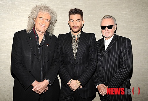 【서울=뉴시스】이재훈 기자 = "프레디 머큐리와 나는 가족과 같이 매우 가까운 사이였기 때문에 그의 부재는 마치 형제를 잃은 것과 같다. 프레디와 함께 했던 모든 순간이 가장 큰 자부심과 긍지다. 그의 정신을 이어받아 우리가 함께했던 모든 것을 지속해서 미래에도 만들어 나가는 것이 중요하다고 생각한다. 우리는 화석이 아니라 살아있고 계속 진화하기 때문이다. 프레디는 나, 대중들과 함께 있고, 성장하고 있다고 생각한다."&nbsp; 영국의 전설적인 록 밴드 '퀸'이 데뷔 40여년 만인 8월14일 잠실 종합운동장에서 열리는 '슈퍼소닉 2014'를 통해 첫 내한공연한다.&nbsp; 보컬 프레디 머큐리(1946~1991)는 일찌감치 세상을 떠났지만 기타리스트 브라이언 메이(67), 드러머 로저 테일러(65)가 건재한 만큼 이번 여름음악 페스티벌 시장에서 단연 기대를 모은다.&nbsp; 17일 캐나다 몬트리올에서 공연기획사 9ENT를 통해 한국 미디어와 전화로 인터뷰한 메이는 미국 필라데피아 공연을 위해 현지에 머물고 있다.&nbsp; 미국 투어 중이며 현지에서 12번 공연했다는 그는 "더 이상 35세 나이가 아니어서 스케줄이 약간 힘들기도 하다"면서도 "팬들의 호응이 아주 좋아 더 많은 감동을 느끼고 있다. 건강에 유의하며 최선을 다하고 있다"고 말했다.&nbsp; 한국에 한 번도 와 본 적이 없다. "처음이기에 매우 기대되고 흥분된다. 하지만 많은 소식을 들어왔다. 게다가 새로운 곳에 가서 새로운 사람들을 만난다는 것 자체가 매우 특별하다. 나한테 일생의 기회라 매우 영광스럽고 감사하다."&nbsp; 퀸의 노래가 수십 년이 지나도록 사랑을 받는 이유로는 "우리들 내부에 특별한 무엇인가가 있었고, 그 무언가에 대한 큰 믿음이 있었기에 가능하지 않았나"라고 답했다. "데뷔 당시 우리는 경험도, 기획사도, 음악 관련된 연줄도 하나 없어 몹시 힘들었다. 그러나 멤버들끼리 서로 음악적 가치가 있다고 믿었다. 자신의 재능과 팀원의 재능을 서로 믿어주는 것이 밴드로서 매우 중요하다."&nbsp; 데뷔 당시 세계적인 록 밴드가 될 것이라는 생각은 하지 못했다. 그저 "특이한 무엇인가 있지 않았나"라고 생각했을 뿐이다. "퀸은 누군가가 만든 밴드가 아니고, 우리 멤버들이 본능적으로 서로에게 이끌려 결성된 그룹이다. 서로를 발견하고 상호 보완적인 문제들을 같이 해결하는 시간을 보내게 된 것이 큰 행운이라고 생각한다."&nbsp; 퀸의 멤버라는 점은 "매우 영광스럽고 축복받은 기분"이다. "우리는 믿을 수 없는 역사를 가지고 있다. 그 중 가장 영광스럽거나 행복했던 순간을 꼽으라면 10년 전쯤 영국 런던에서 여왕 즉위 50주년을 기념한 '골든 주빌리 위크엔드(Golden Jubilee Weekend)' 때 버킹엄 궁전에서 국가를 불렀던 순간이라고 말하고 싶다."&nbsp; 새로운 도전은 대중과의 소통이다. "우리 자신이 주제가 아닌 사람들이 주제가 되는 음악"이라는 것이다. "사람들이 느끼고 생각하는 그들의 희망, 꿈, 야망, 그리고 고통이 주제였기 때문에 우리 음악이 사람들에게 감명을 줬고 보편화 되지 않았나 싶다. 우리 음악이 세계에서 사랑 받게 돼 매우 다행이고 감사하다."&nbsp; 머큐리를 대신해 오디션 프로그램 '아메리칸 아이돌' 출신 중 가장 활발한 활동을 펼치고 있는 애덤 램버트(32)가 함께한다. "아무도 우리에게 (그를) 강요하지 않았다. 자연스럽게 특별한 재능을 가진 애덤을 발견했고, 같이 작업을 하게 된 것에 대해 음악적인 하늘의 뜻이라고 생각한다. 리얼리티 TV쇼나 탤런트 쇼를 좋아하지 않기 때문에 보지는 않았지만, 많은 사람들이 '애덤을 꼭 봐야 한다'고 연락했다. 본능적으로 함께 작업을 하게 됐다. 음악적인 면으로든 인간관계적인 면으로든 매우 잘 어울려 뮤지션으로서 '천국에서의 결혼'이라고 할 정도다."&nbsp; 한국 첫 공연이 왜 이렇게 오랜 걸렸는지 자신도 이유를 모르겠다면서 웃었다. "마침내 한국에서 '슈퍼소닉'이란 기회를 통해 기회가 주어져 매우 감사한다. 특별한 기회가 주어져 일본에서도 투어를 준비하고 있다. 육체·정신적 그리고 음악적 화합으로 현재 가장 최상의 조화를 이루고 있기 때문에 지금 기회가 주어진 것은 매우 다행이라고 생각한다."&nbsp; 프레디와 마지막으로 작업한 '더 쇼 머스트 고 온(The Show must go on)'을 가장 특별한 곡으로 꼽았다. "프레디에게 도움을 받아 주로 내가 작사·작곡한 곡이다. 당시 우리가 느꼈던 걸 잘 대표했다. 특별한 마술 같은 현상이었다고 생각한다. 인생 동안 가장 많이 즐겼던 순간이라고 손꼽을 정도다."&nbsp; 퀸이 '쇼 머스트 고 온'을 라이브로 연주할 때 프레디는 함께 하지 못했다. 지금은 램버트가 이 곡을 소화하고 있다. "특별한 영혼을 가진 곡을 아직도 연주할 수 있어 내게 '하이라이트'라고 말하고 싶다."&nbsp; 한편 '슈퍼소닉 2014'는 밴드 '피닉스' '어 그레이트 빅 월드' '더 1975' 등 해외 밴드들이 함께 한다. 한국 인디록의 1세대 밴드 '노브레인'과 '크라잉넛'의 컬래버레이션 공연도 마련된다. 영국의 세계적인 음악축제 글래스턴베리에 참가한 밴드 '술탄 오브 더 디스코', 주목받고 있는 밴드 '게이트 플라워즈' 등 국내 뮤지션들도 무대에 선다.&nbsp; realpaper7@newsis.com&nbsp; 