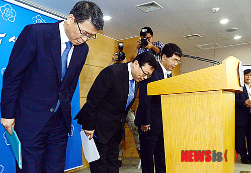 【서울=뉴시스】김진아 기자 = 이동필 농림축산식품부 장관 등 관계자들이 18일 오전 서울 종로구 세종로 정부서울청사에서 '쌀 관세화 결정' 발표 마친 후 인사를 하고 있다.&nbsp;&nbsp; 이 장관은 