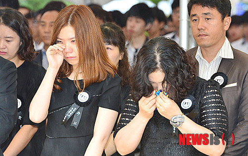 【공주=뉴시스】김기태 기자 = 지난해 여름 충남 태안의 사설 해병대 캠프에 참가했다가 숨진 공주사대부고 학생 5명에 대한 1주기 추모식이 열린 18일 오전 충남 공주 공주사대부고에서 추모식에 참석한 우가족들이 눈물을 흘리고 있다. 2014.07.18.&nbsp; presskt@newsis.com 