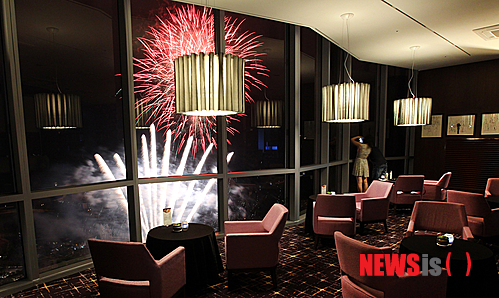 【정선=뉴시스】홍춘봉 기자 = 강원 정선군 하이원리조트가 컨벤션호텔 23층에 위치한 라비스타에서 '반짝 이벤트'를 연다. 사진은 하이원 컨벤션호텔 18일 라비스타 내부 모습. 2014.07.18. (사진=하이원리조트 제공)&nbsp; photo@newsis.com&nbsp; 