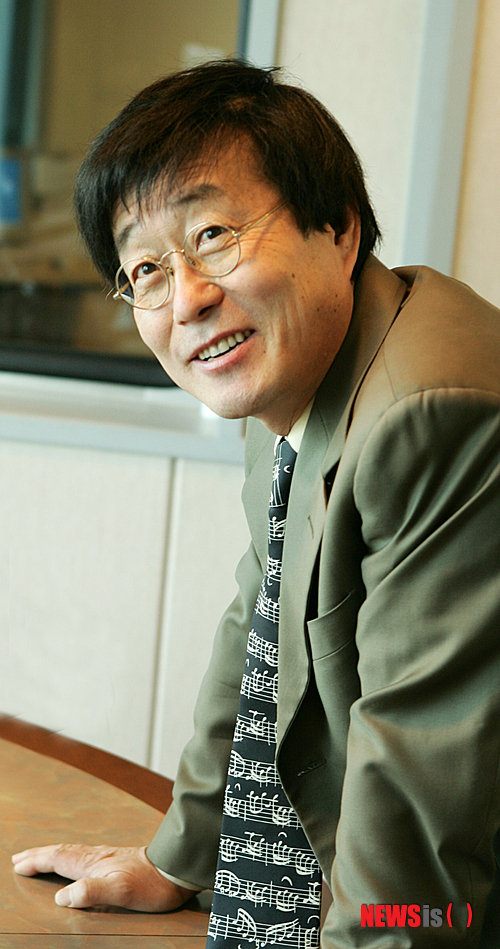 【서울=뉴시스】박영주 기자 = 밴드 ‘산울림’ 출신 가수 겸 배우 김창완(60)이 SBS TV 드라마 ‘비밀의 문’(부제 의궤살인사건)에 출연한다.&nbsp; 가차 없고 냉혹하며 비정한 성질을 온후한 미소 뒤에 철저히 은폐, 도무지 속을 가늠할 수 없는 노론의 영수 ‘김택’역을 맡았다.&nbsp; 영조의 용상을 지배하려 하는 막후 권력자로 사도세자와 끊임없이 대립하는 영원한 정적이다. 극의 중요한 키를 쥐고 있는 인물이다.&nbsp; ‘비밀의 문’ 관계자는 “그의 리얼한 연기력이 극의 몰입도와 완성도를 높이는데 큰 몫을 할 것"이라며 한석규, 김민종에 이어 김창완의 합류로 최고의 황금 라인업을 만들어 가고 있는 ‘비밀의 문’에 많은 응원과 관심 부탁한다”고 전했다.&nbsp; ‘비밀의 문’은 강력한 왕권을 지향하는 영조와 신분의 귀천 없는 공평한 세상을 주창하는 사도세자 간의 갈등을 다룬 드라마로 500년 조선왕조 중 가장 참혹했던 가족사에 의궤에 얽힌 살인사건이라는 궁중 미스터리를 더해 재해석한 작품이다.&nbsp; ‘불멸의 이순신’ ‘황진이’ ‘대왕세종’ 등을 집필한 윤선주 작가와 ‘싸인’ ‘유령’ ‘수상한 가정부’ 등을 연출한 김형식 PD가 만든다.&nbsp; ‘유혹’ 후속으로 9월 중순 방송될 예정이다.&nbsp; gogogirl@newsis.com