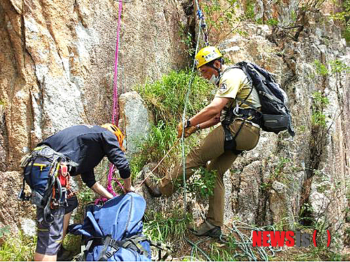 【속초=뉴시스】김경목 기자 = 국립공원관리공단 설악산국립공원사무소 재난안전관리반 대원들이 18일 오전 9시30분께 강원 인제군 설악산국립공원 용아장성 능선 구간 암벽 지점에서 추락사한 등산객 이모(56·충북 제천시)씨의 시신을 수습하고 있다. 2014.07.18. (사진=설악산국립공원사무소 제공)&nbsp;&nbsp; photo@newsis.com