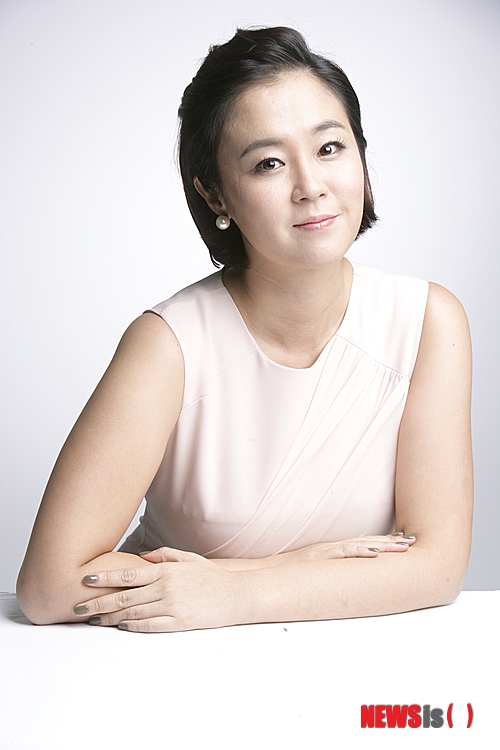 【서울=뉴시스】이재훈 기자 = 대하드라마 '토지'의 '어린 서희'. 탤런트 이재은(33)은 아역스타였다. 그러나 반대급부로 또래가 누린 어린 시절 문화를 많이 접하지 못했다.&nbsp;&nbsp; 그녀가 종이인형 이야기인 동화 '스토리 시어터'를 통해 공연제작자로 변신한 이유다.&nbsp; 이재은은 18일 서울 청담동 유시어터에서 열린 '스토리 시어터' 제작발표회에서 "어렸을 때부터 연기 생활을 해서 시간적으로 여유가 없었다. 주로 (공연을) 하러만 다녔지 보지는 못했다"면서 "내가 누리지 못한 것을 아이들에게 더 많이 보여주고 싶은 마음이 생겼다"고 밝혔다.&nbsp; '스토리 시어터'는 유럽의 종이인형극을 모티브로 한 작품이다. '토이 시어터'로 통하는 유럽의 전통 종이인형극을 한국 예술문화에 맞게 개발했다.&nbsp; 토이 시어터는 19세기부터 유럽 전역에서 대중화된 수제작 미니어처 공연물이다. 팝업 북, 종이인형 놀이, 종이 접기, 색칠하기 등의 시조라 할 수 있다. 이재은은 '스토리 시어터' 첫 작품으로 전래동화 '해님 달님'을 선택했다.&nbsp; 3D·4D 등 어린이들이 보기에 화려한 볼거리가 늘어간다. 그럼에도 '아날로그'를 내세웠다.&nbsp;&nbsp; "세월이 흐르다 보니 가치관이 바뀌더라고요. 지혜일 수도 있고요. 빠르게 변화하는 영상 시스템에 비하면 뒷걸음칠 수 있다고 생각할 수 있어요. 그런데 서서히, 천천히 걸어가는 것이 필요하지 않나라는 생각이 들었어요. 제가 어릴 때 경험하지 못한 것을 아이들이 보면서 기뻐하는 모습에 대리만족을 느끼는 걸 수도 있고요. 호호호."&nbsp; 2006년 안무가 이경수(43)와 결혼한 이재은은 아직 자녀가 없다. 이 안무가는 이 작품의 공동 제작자로 나섰다. "만약 제 아이가 이 극을 본다면 어떠할까, 라는 생각으로 스토리라인을 만들었어요. 그 때문에 기대감이 더 컸죠."&nbsp; 이재은은 제작자로서뿐 아니라 종이 인형극을 이끌어 가는 '이야기 선생님'으로 무대에도 오른다. 오빠와 동생, 호랑이 등 동화에 등장하는 모든 인물을 혼자서 연기하는 1인 다역이다. 가수로 활약하기도 한 그녀는 이번 무대에서 노래도 부른다. "모두 다른 목소리를 내고, 템포 조정을 하다 보니 저도 목소리가 헷갈릴 때가 있다"며 머리를 긁적였다.&nbsp; MBC TV 유아프로그램 '뽀뽀뽀'의 여자 MC를 떠올리며 '제2의 뽀미언니'가 되고 싶다고 바랐다. "바쁜 와중에도 '뽀뽀뽀' 'TV 유치원' 등은 꼭 보면서 자랐거든요. 당시 기억을 떠올리며 아이들을 만나고 싶어요."&nbsp; 한편, '스토리 시어터'에는 콘텐츠 개발자 김대용, 디자인 스토리텔러 겸 파인아티스트 김민경 등이 힘을 보탰다. 100% 수제 방식으로 작업했다. 따로 공연장을 두지 않고 신청이 들어오면 관객을 찾아가는 쌍방향시스템을 도입했다. 7대 광역시 공연은 예정됐다. 02-747-5811&nbsp; realpaper7@newsis.com 