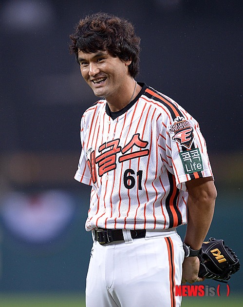 【광주=뉴시스】김인철 기자 = 코리안리거 박찬호가 18일 오후 광주 기아 챔피언스필드에서 열린 2014 프로야구 올스타전에 앞서 열린 은퇴식에서 시구전 환하게 웃고 있다. 2014.07.18.&nbsp; yatoya@newsis.com
