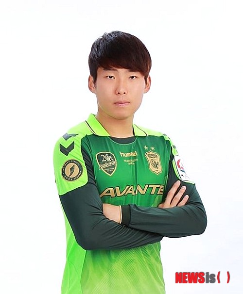 【서울=뉴시스】프로축구 전북 현대의 신예 공격수 김신(19)이 프랑스 리그1의 명문 올랭피크 리옹으로 임대 이적했다.&nbsp; 리옹은 19일(한국시간) 구단 홈페이지를 통해 "지난 15일 동안 테스트를 하면서 김신의 능력을 확인했다"면서 "2016년 6월까지 우리와 함께 뛰게 됐다"고 밝혔다.&nbsp; 