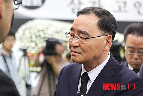 【춘천=뉴시스】한윤식 기자 = 정홍원 국무총리가 20일 오전 강원 춘천시 동내면 거두리 효장례문화에 마련된 광주 헬기추락사고 순직자 합동분향소를 찾아 유가족들을 위로하고 있다. 2014.07.20&nbsp; ysh@newsis.com