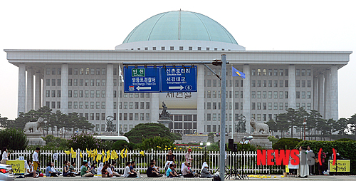 【서울=뉴시스】조성봉 기자 = 정의평화민주가톨릭행동 회원들이 20일 오후 서울 영등포구 여의도 국회 앞에서 세월호 참사 진상규명 특별법 제정을 촉구하며 미사를 드리고 있다. 2014.07.20.&nbsp; suncho21@newsis.com