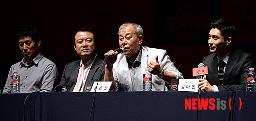 【서울=뉴시스】박상훈 기자 = 21일 오후 서울 강남구 역삼동 LG아트센터에서 열린 뮤지컬 '보이첵' 제작발표회에서 윤호진 연출이 취재진의 질문에 답하고 있다. '보이첵'은 독일의 천재 작가 게오르그 뷔히너가 남긴 미완성 희곡으로 연출가 윤호진이 지난 8년간 뮤지컬로 준비해 온 글로벌 프로젝트이자 LG아트센터가 처음으로 공동 제작에 나선 작품이다. 공연기간은 10월 9일부터 11월 8일까지. 2014.07.21. hyalinee@newsis.com