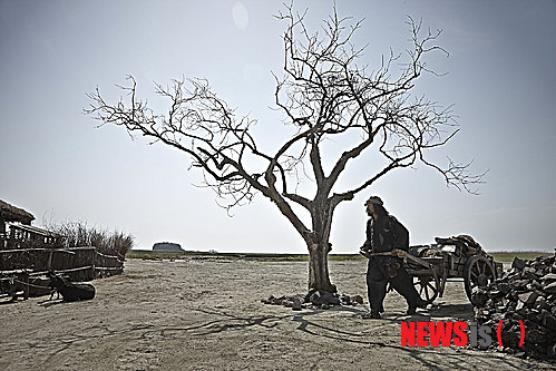 【서울=뉴시스】박영주 기자 = 영화 '군도: 민란의 시대' 흥행 성공의 가장 큰 걸림돌은 '기대치'다.&nbsp; 하정우(36)는 코믹하고, 강동원(33)은 우아하다. 군도, 즉 도둑무리가 말을 타고 달리는 장면은 시원하고, 하정우와 강동원의 칼 겨루기는 흥미진진하니 크게 나무랄 구석이 없다.&nbsp; gogogirl@newsis.com 