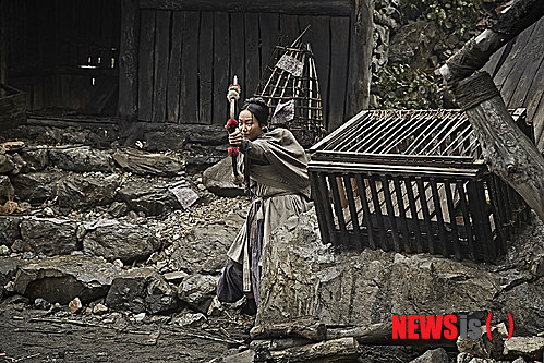 【서울=뉴시스】박영주 기자 = 영화 '군도: 민란의 시대' 흥행 성공의 가장 큰 걸림돌은 '기대치'다.&nbsp; 하정우(36)는 코믹하고, 강동원(33)은 우아하다. 군도, 즉 도둑무리가 말을 타고 달리는 장면은 시원하고, 하정우와 강동원의 칼 겨루기는 흥미진진하니 크게 나무랄 구석이 없다.&nbsp; gogogirl@newsis.com 