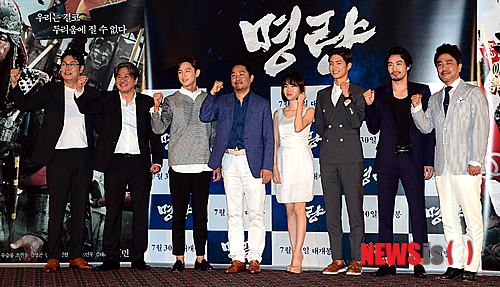 【서울=뉴시스】조성봉 기자 = 21일 오후 서울 성동구 왕십리 CGV에서 열린 영화 '명량' 언론시사회에서 김한민(왼쪽 네번째) 감독과 출연배우들이 파이팅을 외치고 있다.&nbsp; 영화 ‘명량’은 ‘명량대첩’을 소재로 한 작품으로, 오는 30일 개봉한다. 2014.07.21.&nbsp; suncho21@newsis.com