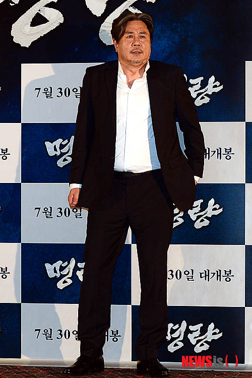 【서울=뉴시스】조성봉 기자 = 21일 오후 서울 성동구 왕십리 CGV에서 열린 영화 '명량' 언론시사회에서 배우 최민식이 포즈를 취하고 있다.&nbsp; 영화 ‘명량’은 ‘명량대첩’을 소재로 한 작품으로, 오는 30일 개봉한다. 2014.07.21.&nbsp; suncho21@newsis.com