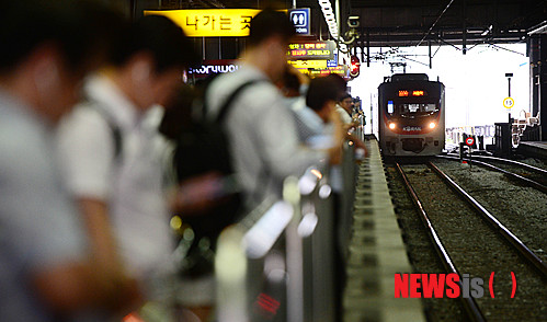 [서울=뉴시스]김진아 기자 = 사진은 서울 용산구 서울역 경의선 역사에서 열차가 들어오는 모습. 2024.03.19. bluesoda@newsis.com 