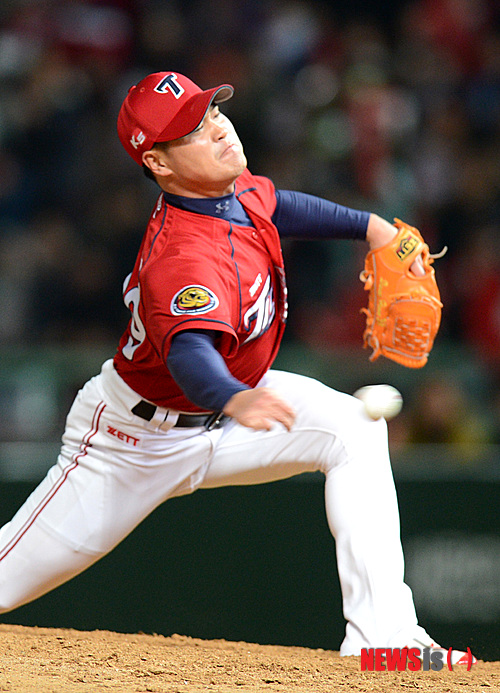 【서울=뉴시스】KIA 타이거즈는 22일 투수 유동훈(37)이 은퇴한다고 밝혔다. 사진은 지난해 4월19일 인천 문학구장에서 열린 SK 와이번스와의 경기에서 역투하고 있는 유동훈의 모습. (사진 = 뉴시스 DB)