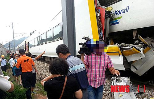 【태백=뉴시스】조명규 기자 = 22일 오후 5시50분께 강원 태백시 상장동 태백역과 문곡역 사이에서 청량리발 무궁화호 열차와 관광열차가 충돌하며 탈선해 다수의 부상자가 발생했다.2014.07.22.&nbsp; mkcho@newsis.com