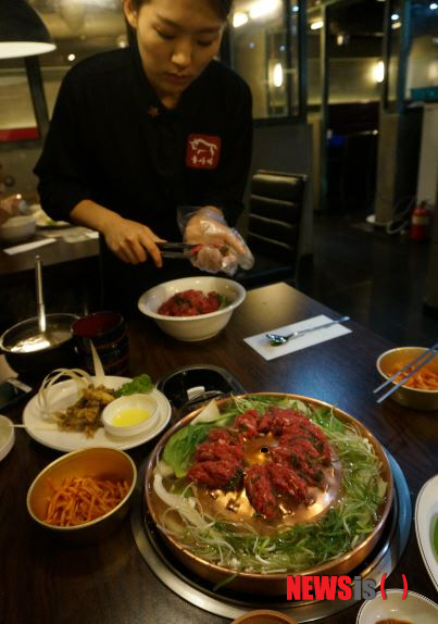 【서울=뉴시스】박영주 기자 = 지속되는 경기 불황 속에서 가장으로서, 상사로서 당당해질 때는 안타깝게도 가족 외식이나 직장 회식 때 뿐이다. 적은 비용으로 가족들이나 부하직원들에게 맛있고 질 좋은 음식을 포식할 수 있게 해준다면, 그 순간만큼은 '우리 아빠 최고', '우리 사장님 최고'라는 눈빛을 마주할 수 있기 때문이다.&nbsp; gogogirl@newsis.com