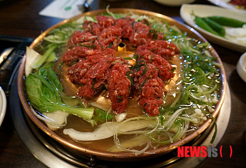 【서울=뉴시스】박영주 기자 = 지속되는 경기 불황 속에서 가장으로서, 상사로서 당당해질 때는 안타깝게도 가족 외식이나 직장 회식 때 뿐이다. 적은 비용으로 가족들이나 부하직원들에게 맛있고 질 좋은 음식을 포식할 수 있게 해준다면, 그 순간만큼은 '우리 아빠 최고', '우리 사장님 최고'라는 눈빛을 마주할 수 있기 때문이다.&nbsp; gogogirl@newsis.com