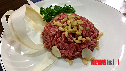 【서울=뉴시스】박영주 기자 = 지속되는 경기 불황 속에서 가장으로서, 상사로서 당당해질 때는 안타깝게도 가족 외식이나 직장 회식 때 뿐이다. 적은 비용으로 가족들이나 부하직원들에게 맛있고 질 좋은 음식을 포식할 수 있게 해준다면, 그 순간만큼은 '우리 아빠 최고', '우리 사장님 최고'라는 눈빛을 마주할 수 있기 때문이다.&nbsp; gogogirl@newsis.com