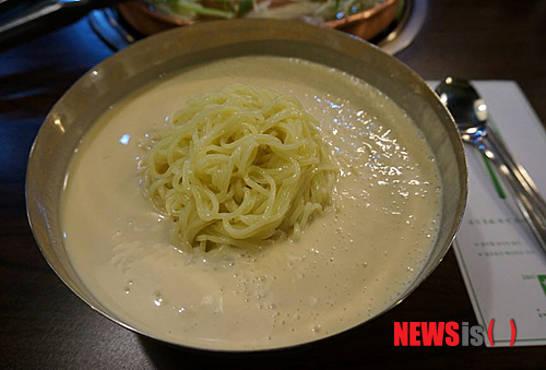 【서울=뉴시스】박영주 기자 = 지속되는 경기 불황 속에서 가장으로서, 상사로서 당당해질 때는 안타깝게도 가족 외식이나 직장 회식 때 뿐이다. 적은 비용으로 가족들이나 부하직원들에게 맛있고 질 좋은 음식을 포식할 수 있게 해준다면, 그 순간만큼은 '우리 아빠 최고', '우리 사장님 최고'라는 눈빛을 마주할 수 있기 때문이다.&nbsp; gogogirl@newsis.com