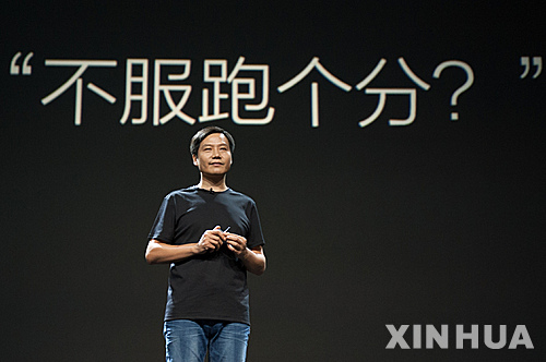 [베이징=신화/뉴시스]레이쥔(雷軍) 샤오미 CEO가 지난 2014년 7월22일 중국 베이징에서 열린 연례 신제품 출시 컨퍼런스에서 검은색 티셔츠와 청바지를 입고 샤오미 제품의 연구개발 과정을 소개하고 있다. 2014.07.22.