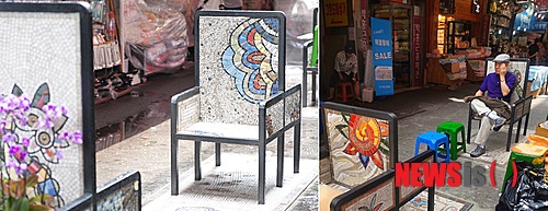 【서울=뉴시스】서울 중구는 우리나라 최대 전통시장인 남대문시장 C동과 D동 사이에 옛날 임금이 타고 다니던 가마를 형상화한 '황제의자' 5점을 설치했다고 23일 밝혔다. (사진 = 중구청 제공) 2014.07.23.&nbsp; photo@newsis.com 