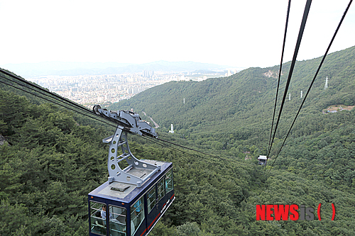 【서울=뉴시스】앞산전망대로 오르는 케이블카