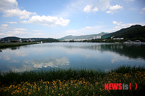 【서울=뉴시스】하늘빛을 담은 수성못
