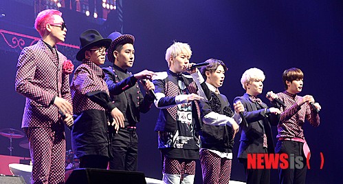 【서울=뉴시스】고범준 기자 = 그룹 블락비가 23일 오후 서울 광진구 악스코리아에서 열린 미니앨범 'H.E.R(헐)' 컴백 쇼케이스에서 인사를 하고 있다. (왼쪽부터)피오, 태일, 비범, 지코, 유권, 박경, 재효. 2014.07.23.&nbsp; bjko@newsis.com