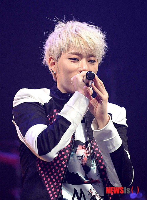 【서울=뉴시스】고범준 기자 = 그룹 블락비 지코가 23일 오후 서울 광진구 악스코리아에서 열린 미니앨범 'H.E.R(헐)' 컴백 쇼케이스에서 인사말을 하고 있다. 2014.07.23.&nbsp; bjko@newsis.com